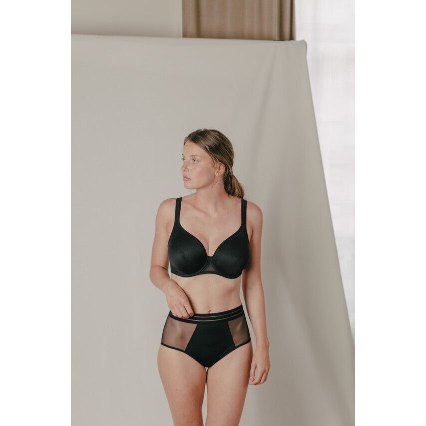 Moulded cup bra made with opaque knit fabric Voile fabric between cups for lightness, lined for support Wide shoulder straps with a padded interior construction for support Sides in veil enhanced with an elastic tri-band Knit fabric on the back with silicone strips inside for support