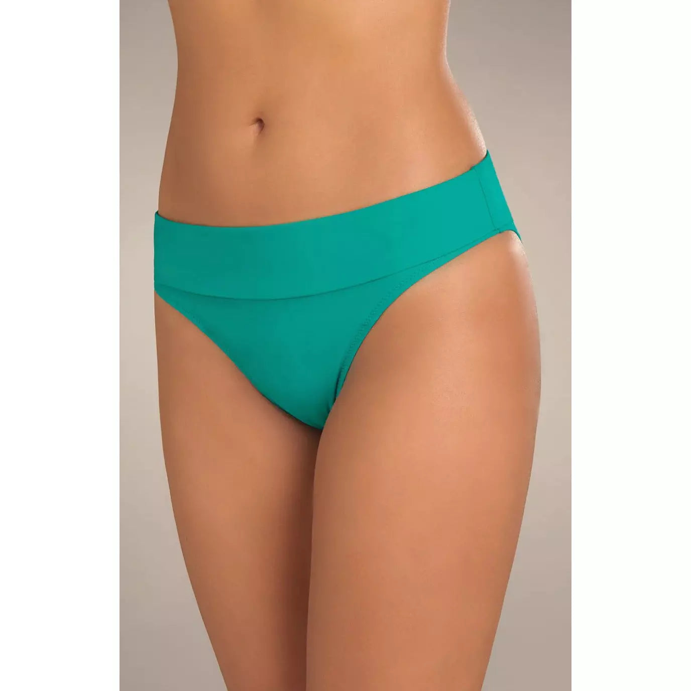 Reveal the pin-up girl who is in you by adopting the retro look with the Persian blue bikini bottoms TOBAGO. The high-waisted cut covers your silhouette while enhancing it. Folded over the hips and fully lined, these bottoms follow your wishes! Either covering or revealing…