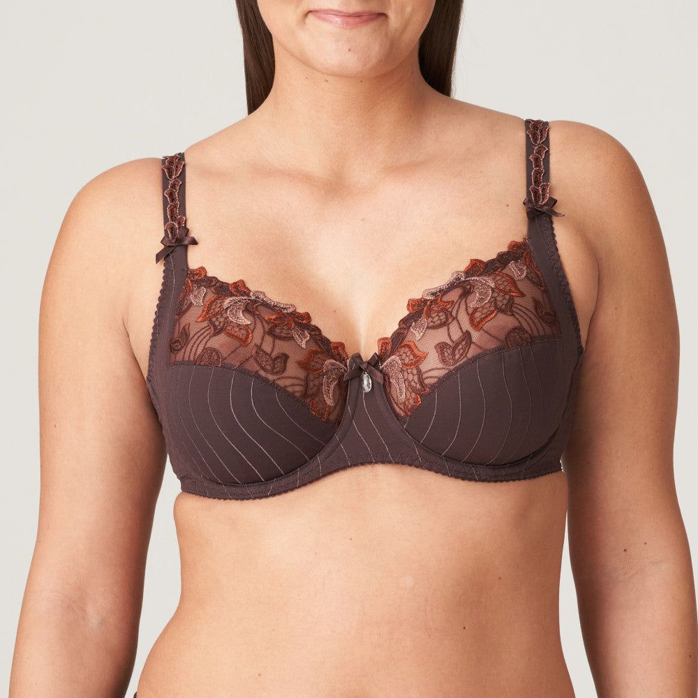 Three-piece, full-cup bra with a legendary fit and an elegant, airy look. With subtle shimmery embroidery on the cups and straps. Ristretto is a warm earth tone and chic neutral with rust-colored highlights.