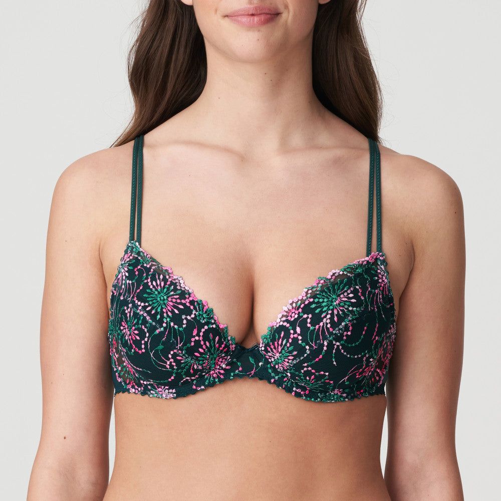 This push-up bra has a sexy neckline adorned with embroidered trim. The removable padding allows you to determine the amount of lift. Jungle Kiss features a bold and captivating colour twist of white, dark green, and fuchsia.