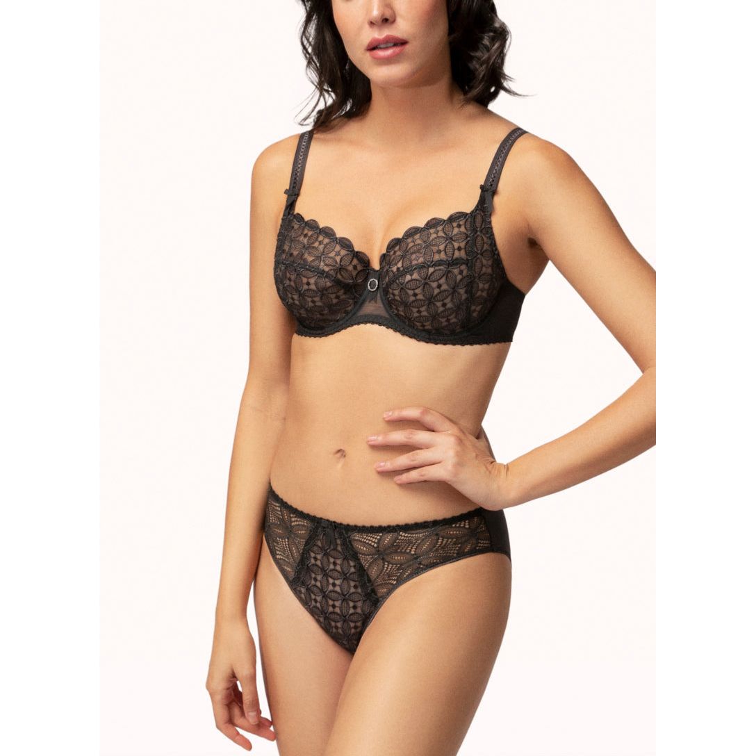 The Romy underwired, full cup bra is a new must-have wardrobe item. The Liquorice colourway delights with its intense, deep hue which showcases the range’s embroidered floral pattern. The centrally-placed straps ensure support and optimum shaping, and the lining on the lower cups is reassuring. A sense of well-being is guaranteed.