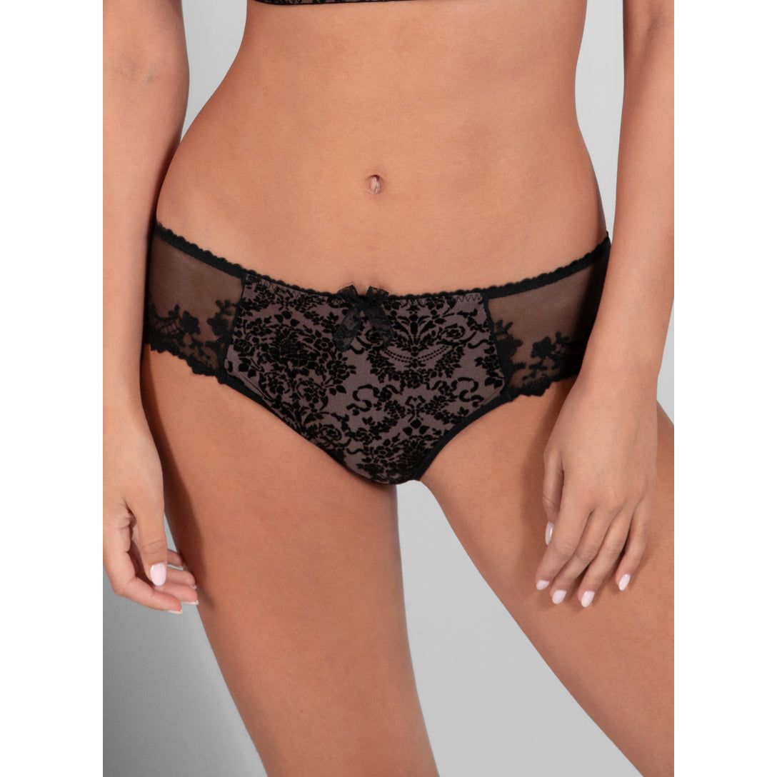 The French knickers offer the ultimate sexy style of the Gaby collection, with a completely embroidered back. This shape, with meticulous detailing, provides the utmost of comfort and invisibility, particularly in the Seductive Black version.