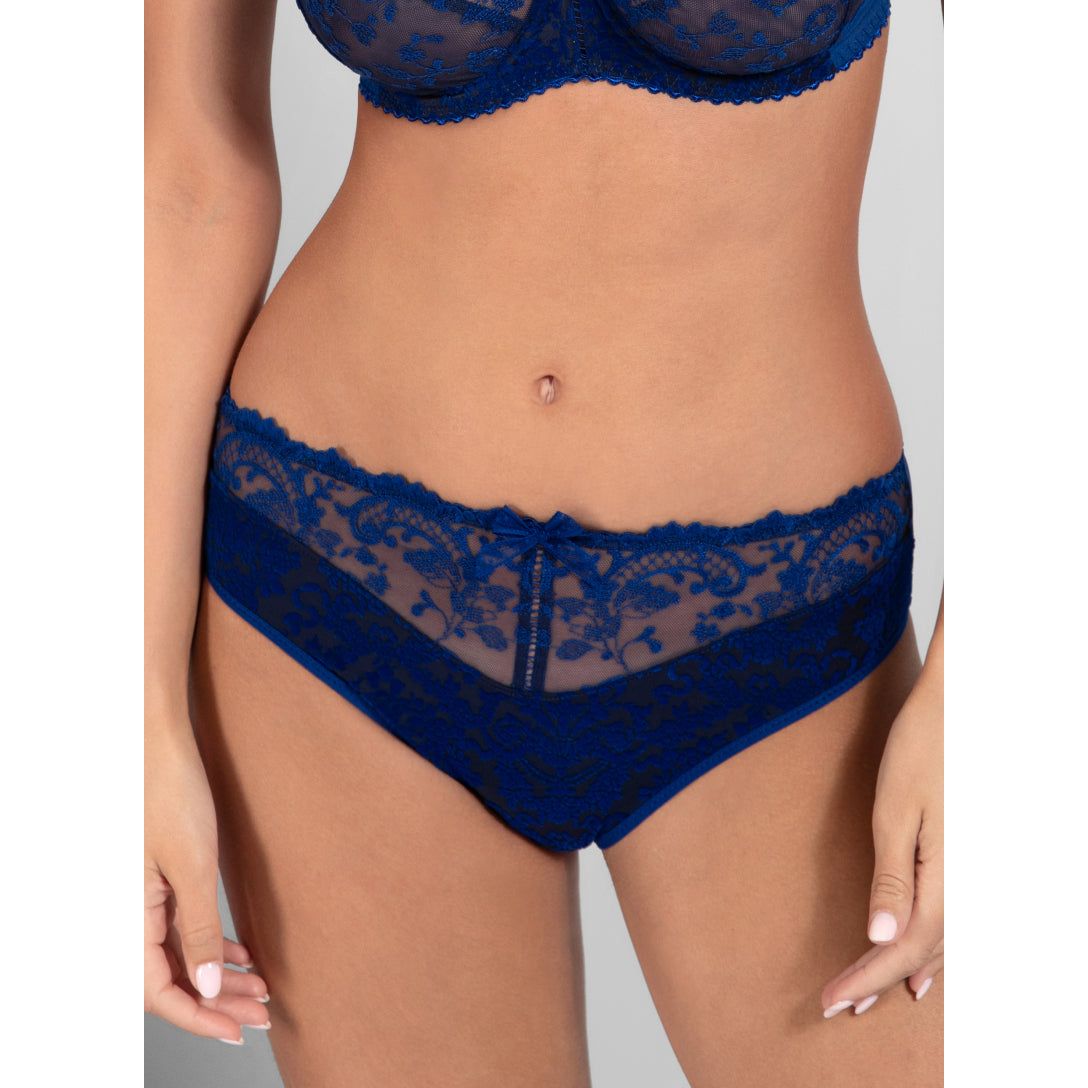 The lightweight feel, the wealth of different fabrics, and elegant inserts all make these full briefs one of the key additions to the Gaby collection. The ladder hem stitching across the centre is a reference to the beautiful lingerie of bygone days. This Sapphire blue is bright and intense, to make you shine in winter.